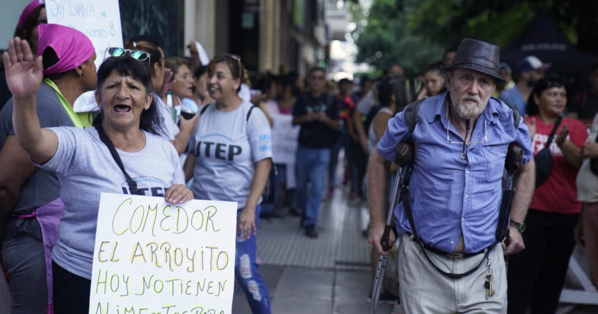 Pulseada entre el Gobierno y los piqueteros: hicieron 20 cuadras de fila, pero la ministra Sandra Pettovello no los recibió