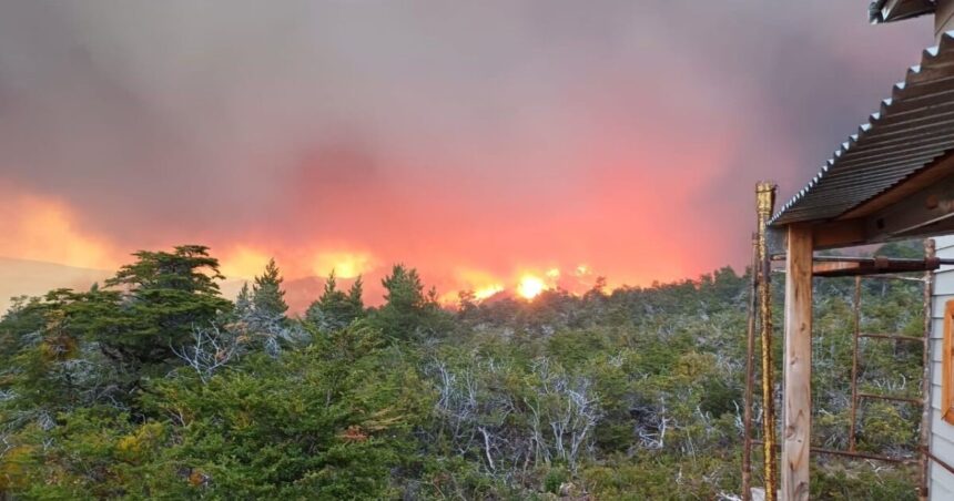 El incendio en el Parque Los Alerces se complica cada vez más: avanza hacia Esquel y ya hay evacuados en la zona del Río Percy