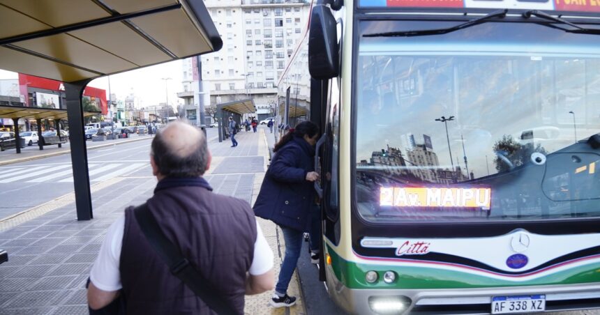 El Gobierno confirmó que desde este martes aumenta el boleto mínimo de colectivo a $ 270 y el de tren a $ 130 en el AMBA