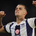 Ramón Sosa, el crack de Talleres que festejaba un gol, se trabó con el pasto y lo cargaron sus compañeros