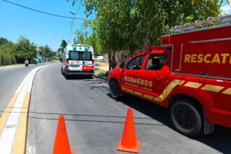 Dos motociclistas resultaron heridos tras caerse de su moto