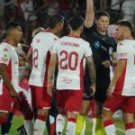 Independiente jugó con uno más durante 85 minutos pero empató con Huracán: el brutal codazo de Souto y otras nueve tarjetas