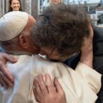 Javier Milei, tras el abrazo con el Papa Francisco en la canonización de Mama Antula: “Fue muy fuerte, un gesto tremendo”