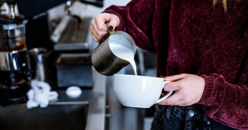 Por el fuerte aumento de la leche cayó 15% el consumo en un año: cuál es el impacto en la salud