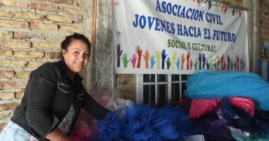 Ayuda con su merendero, le festeja el cumpleaños de 15 a chicas de bajos recursos y ahora ella necesita una mano