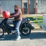 Tiene 77 años, conoció a Sandro y recorre en moto toda su ciudad para vender huevos