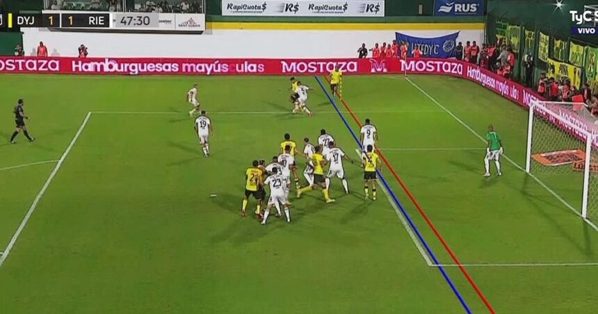 se-revelo-el-audio-del-var-en-defensa-vs-riestra,-¿se-trazaron-bien-las-lineas-en-la-polemica-jugada-del-penal?