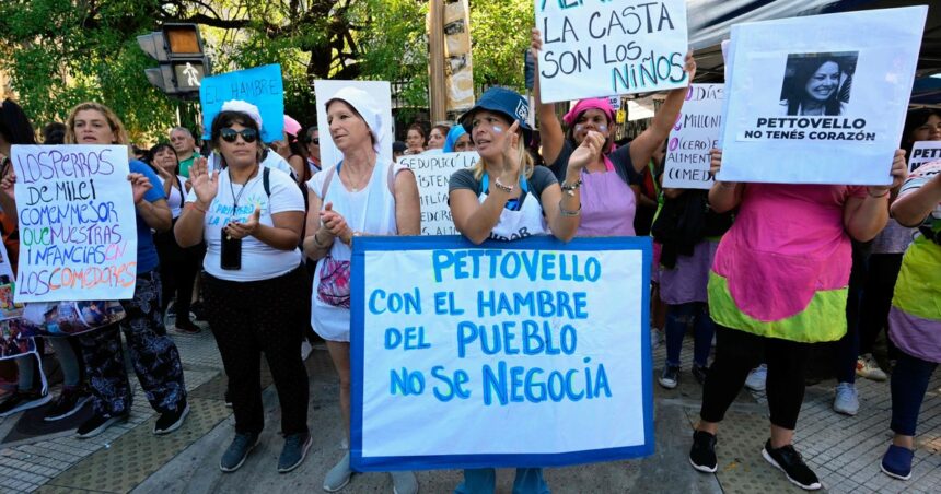 nueva-protesta-frente-a-capital-humano-en-medio-de-la-disputa-entre-pettovello-y-las-organizaciones-sociales-por-el-manejo-de-fondos