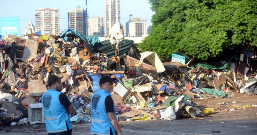 Desalojo de una feria ilegal en Retiro: una zona de manteros y vendedores que sacan y vuelven