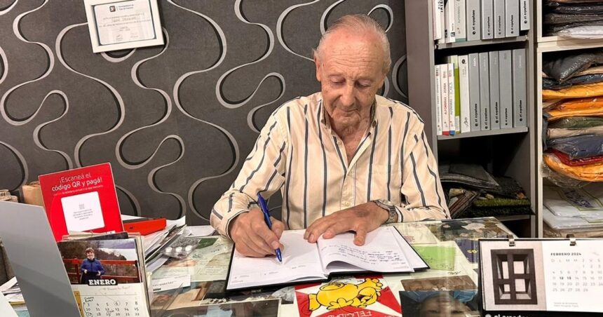 Los secretos de don Aron, el hombre que hace 67 años está detrás del mostrador