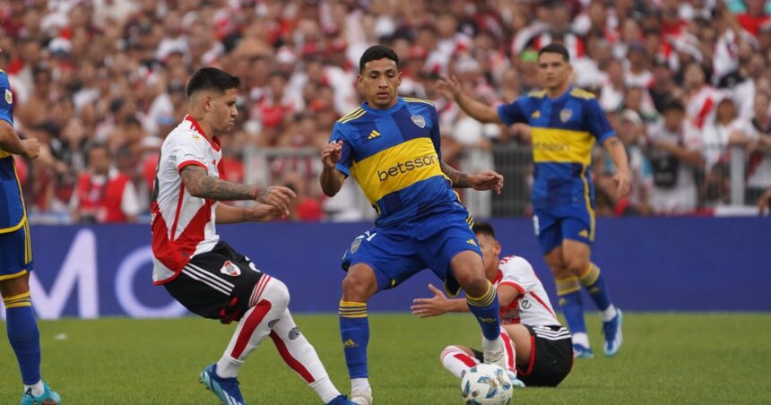 Martínez sufre por el desgarro de Equi Fernández: ¿y ahora quién agarra el medio de Boca?