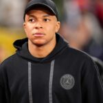 Kylian Mbappé salió en el entretiempo del empate del PSG y abandonó la cancha