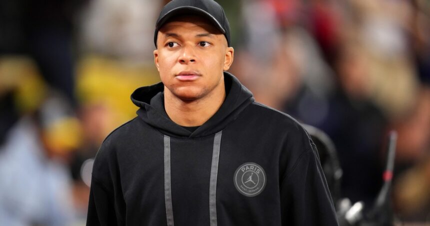 Kylian Mbappé salió en el entretiempo del empate del PSG y abandonó la cancha