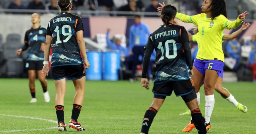 Larroquete trabó con la cabeza y Dos Santos marcó un golazo pero no alcanzó: Argentina quedó eliminada de la Copa Oro femenina