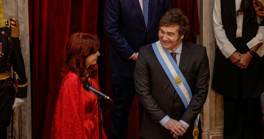 El gobierno debe decidir qué hace con una demanda millonaria contra Cristina Kirchner