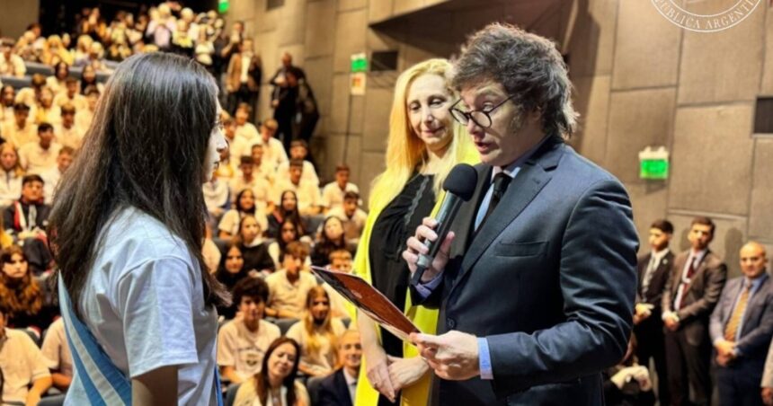 Javier Milei habló en el colegio donde estudió, EN VIVO: “Muerto antes que sucio”, el mensaje a los alumnos, ironías, desmayos y el llanto de una ministra