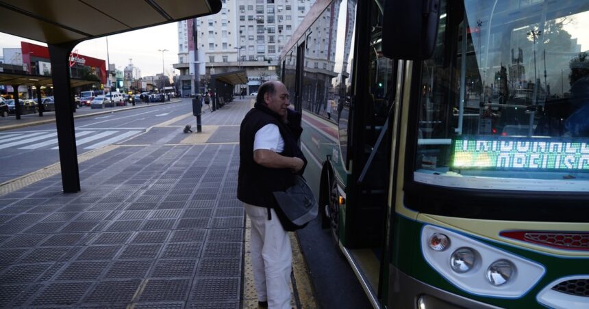 Sorpresivo paro de colectivos en el AMBA: qué líneas suspendieron su servicio desde esta medianoche