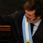 Después del escándalo por los aumentos de sueldos, Javier Milei apuntó contra un decreto de Cristina Kirchner y aseguró que lo va a derogar