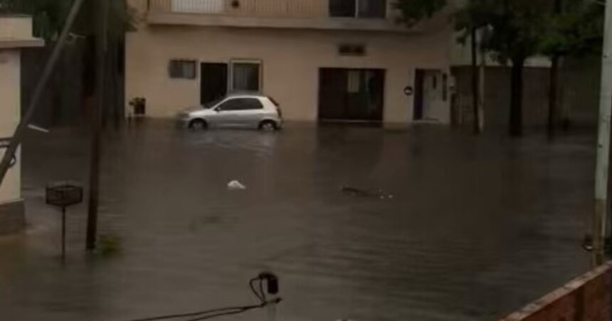 Temporal en el AMBA: un hombre murió por la tormenta en Lanús y su cuerpo quedó flotando en la calle