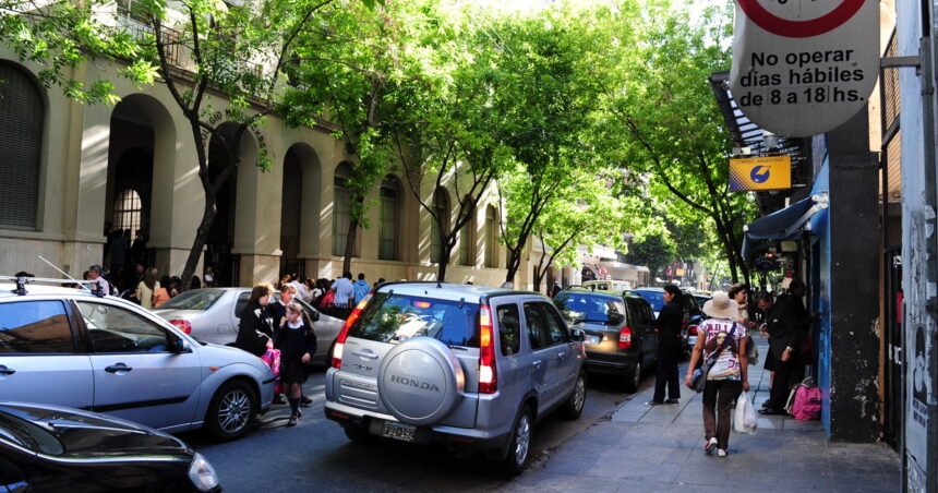 Doble fila en la puerta del colegio: 4 de cada 10 conductores justifican la infracción