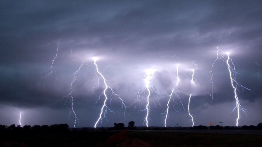 Fuerte tormenta electrica en la Capital riojana