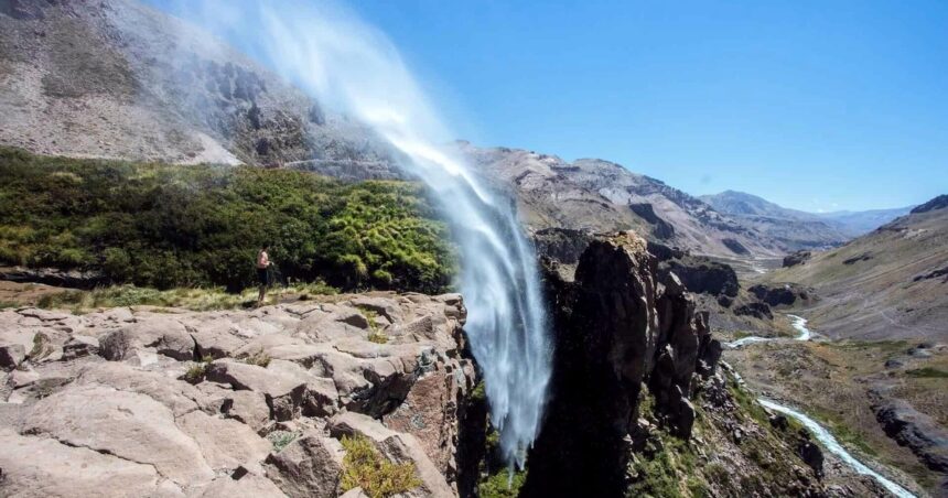 La increíble Cascada Invertida de Chile: cómo se da este fenómeno de la naturaleza