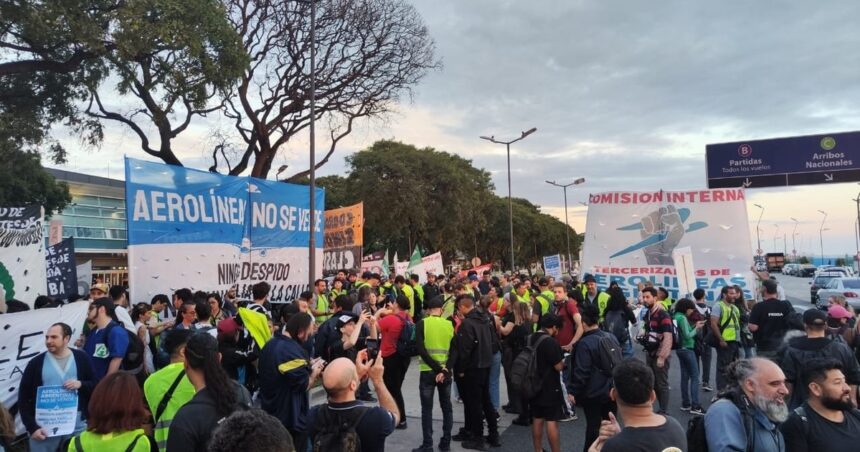 En la previa del “piquetazo nacional” contra Milei, cortan la Costanera frente a Aeroparque en reclamo por despidos