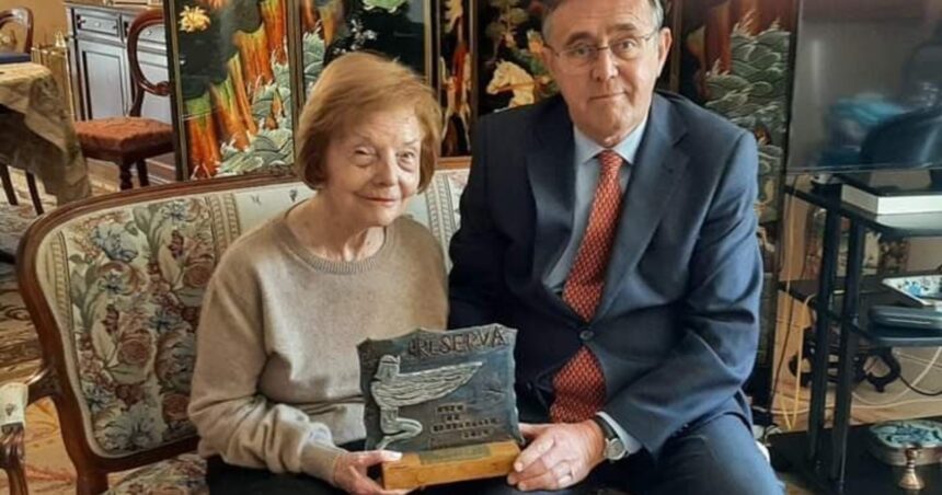 Reapareció Isabel Perón: le entregaron un premio en España