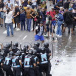 Piquetazo contra Javier Milei, EN VIVO: fuertes operativo policial en los accesos e incidentes en los puentes Pueyrredón y Saavedra entre manifestantes y la Policía