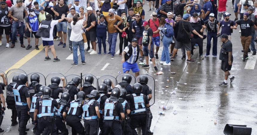 Piquetazo contra Javier Milei, EN VIVO: fuertes operativo policial en los accesos e incidentes en los puentes Pueyrredón y Saavedra entre manifestantes y la Policía