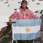 Subió a un volcán de siete mil metros para recuperar su bici