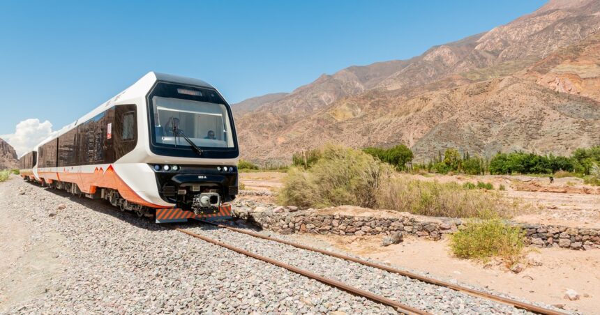 Arranca el nuevo tren solar de la Quebrada de Humahuaca: cómo es y cuánto cuestan los pasajes