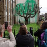 La última obra maestra de Banksy: un mural con un árbol mutilado