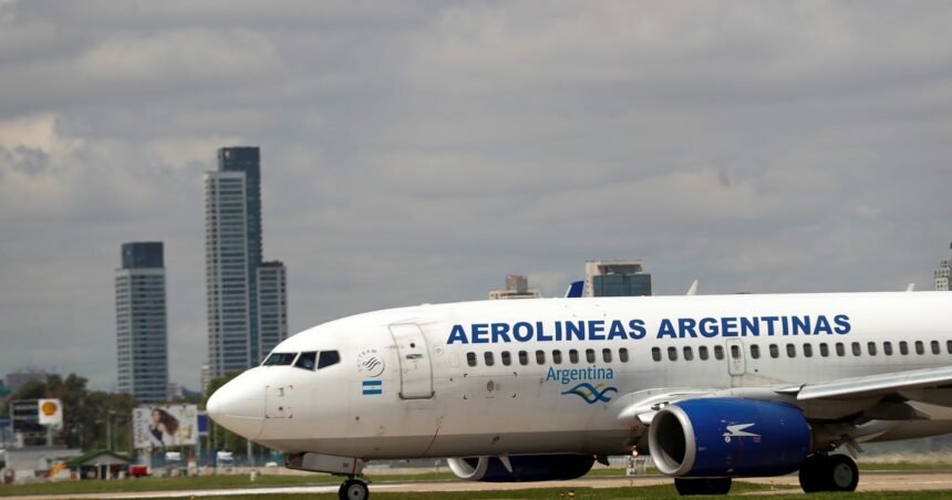 Levantan el paro de aeronáuticos que iba a afectar los vuelos en Semana Santa