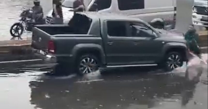 Quiso impedir el paso de una camioneta en la calle inundada, el conductor lo atropelló y lo arrastró en el capot