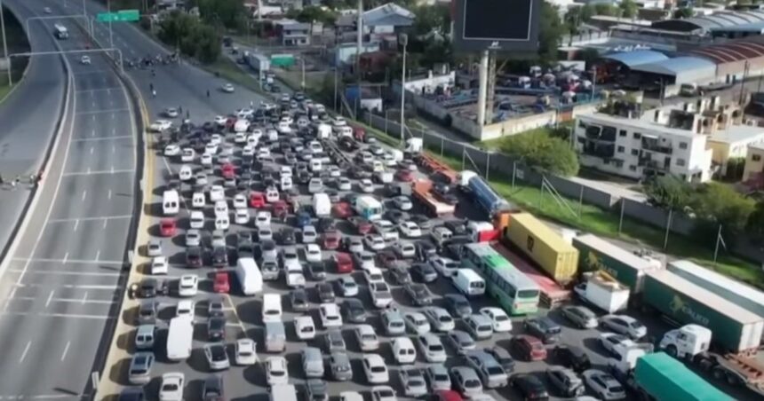 Un piquete corta la autopista Buenos Aires-La Plata y provoca un caos de tránsito