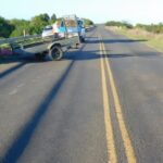 Tragedia en la ruta: un tráiler se desprendió de una camioneta y mató a una mujer que pescaba al costado de la banquina