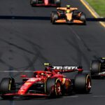 Fórmula 1 en Australia: Carlos Sainz aprovechó el abandono de Max Verstappen y se impuso con Ferrari