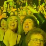 Javier Milei fue a ver el show de un imitador de Sandro junto a Fátima Florez: cómo lo recibieron y la euforia para cantar “Dame fuego”