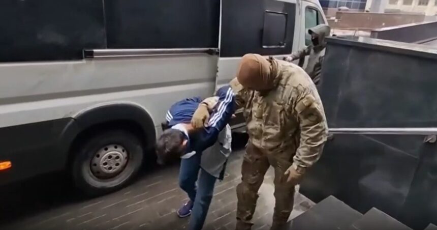 Así la policía de Vladimir Putin trasladaba a los detenidos por el atentado en Moscú