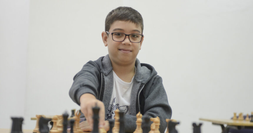 El impacto de Faustino Oro: cómo hizo un chico de 10 años para vencer a Magnus Carlsen, el número 1 del ajedrez mundial