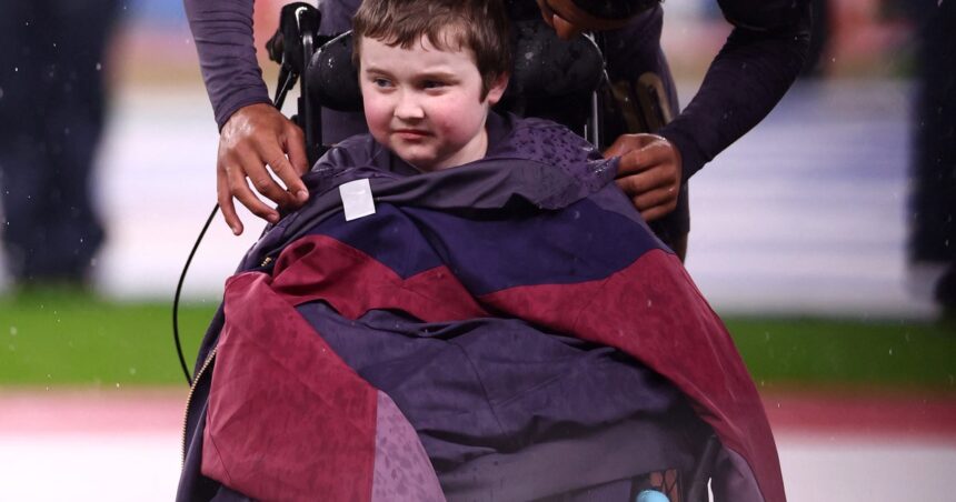 Jude Bellingham le dio su abrigo al niño que lo acompañó al campo de juego en Wembley y se ganó todos los elogios