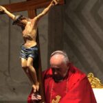 El Papa, en un inédito diálogo con Jesús en el Vía Crucis del Viernes Santo