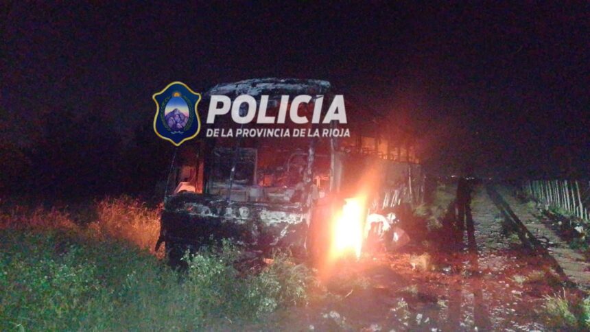 Se incendio un colectivo abandonado en una finca