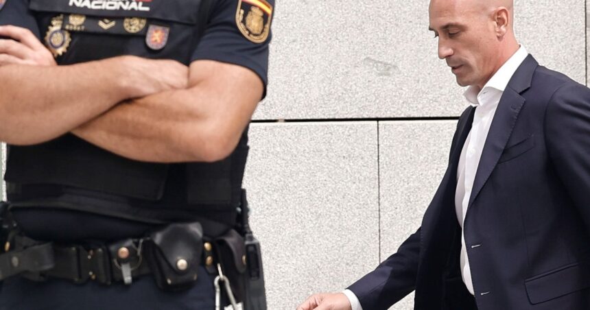 Luis Rubiales volvió a España y fue demorado: le notificaron que está imputado por corrupción