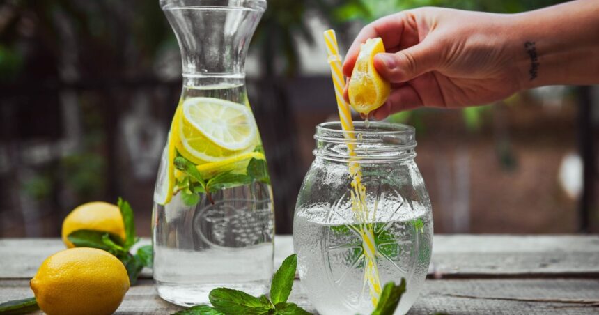 Cuántos vasos de agua de menta con limón beber por día para aprovechar sus beneficios