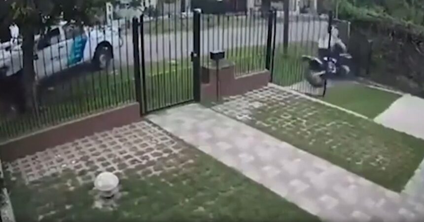 Video: evadieron un control policial, los persiguieron y terminaron estrellados contra el frente de una casa