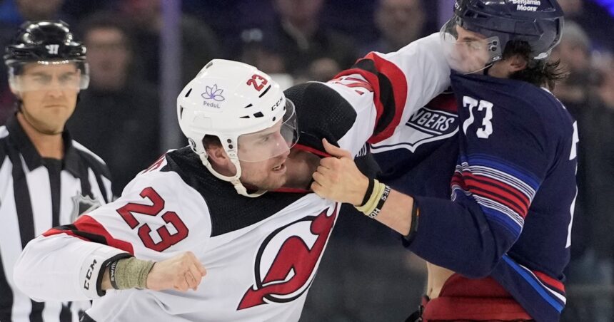 Hockey sobre hielo: 10 jugadores a las piñas y a los 2 segundos de partido, por una cuenta pendiente