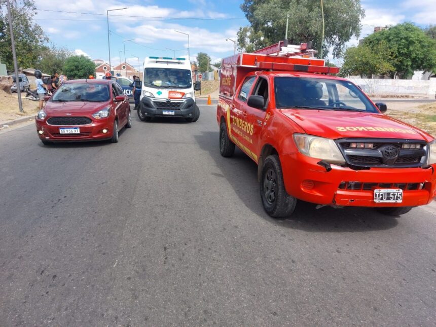 Una motociclista resultó herida tras chocar contra un auto