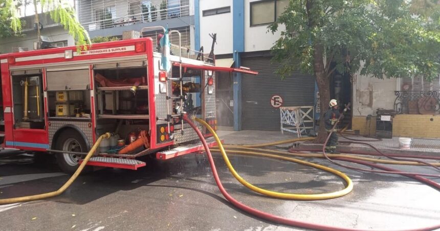 Se incendió una casa en el Abasto: dos escuelas tuvieron que ser evacuadas